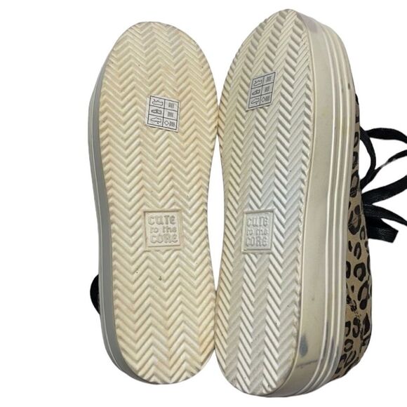 Cute To The Core Leopard Sneaker. Size 8 - Picture 5 of 5
